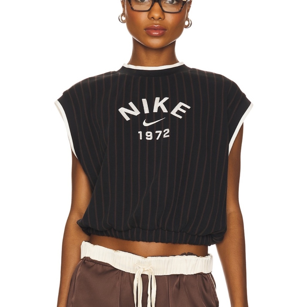 NIKE Knit Top in Black & Velvet Brown